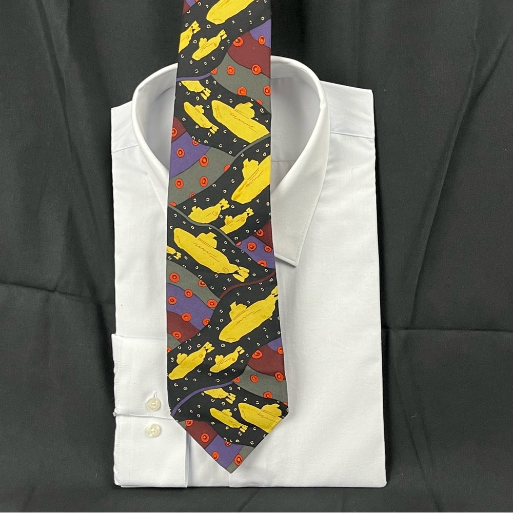 Vintage Official Yellow Submarine tie produced by 🍏 Records in the early 1990s.